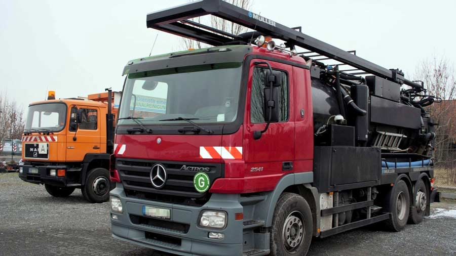 Kanalsanierung Fahrzeug rot Rohrreinigungs-Eildienst Uecker GmbH in Hannover