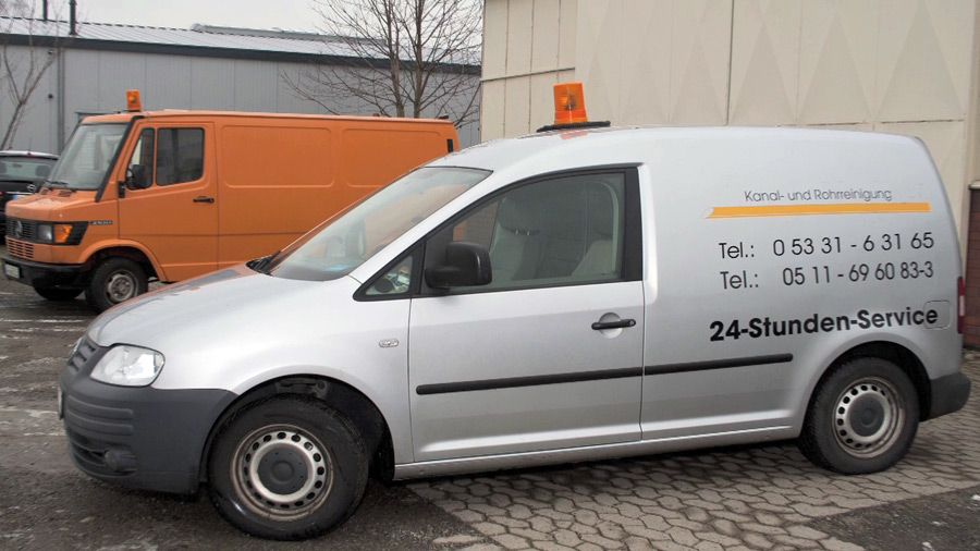 Fahrzeug mit Schriftzug Rohrreinigungs-Eildienst Uecker GmbH in Hannover